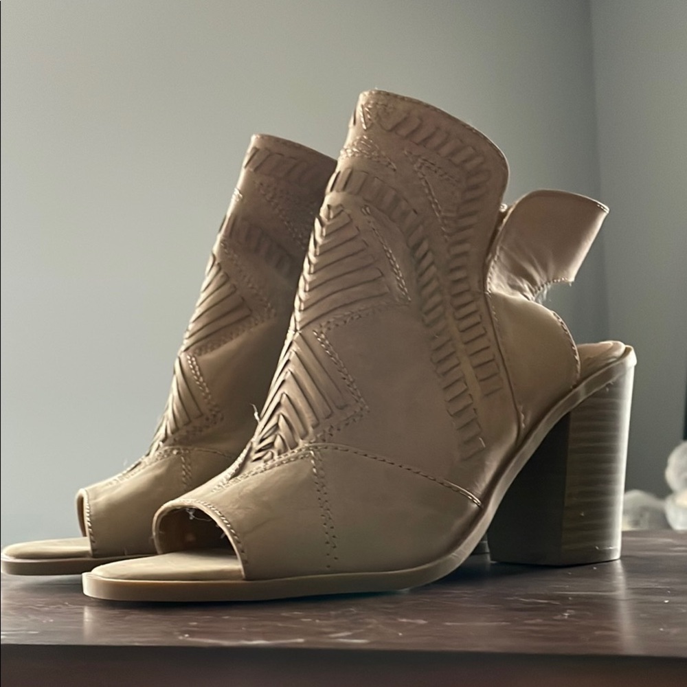 Tan Heeled Boots with Chunky Block Heel and Peep-Toe Design
